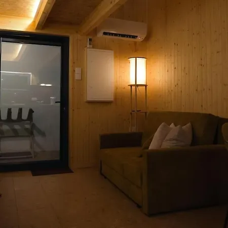 1 Minute From - Wood Chalet *