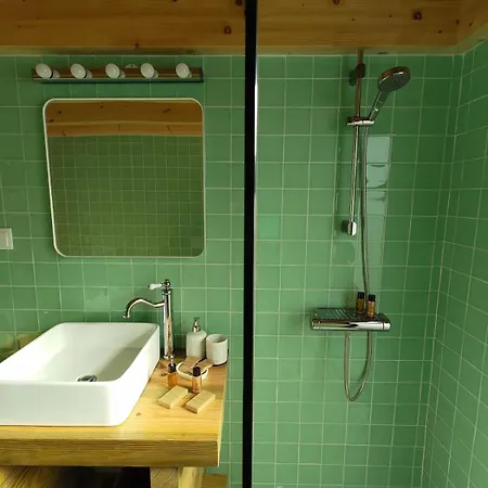 1 Minute From - Wood Chalet *